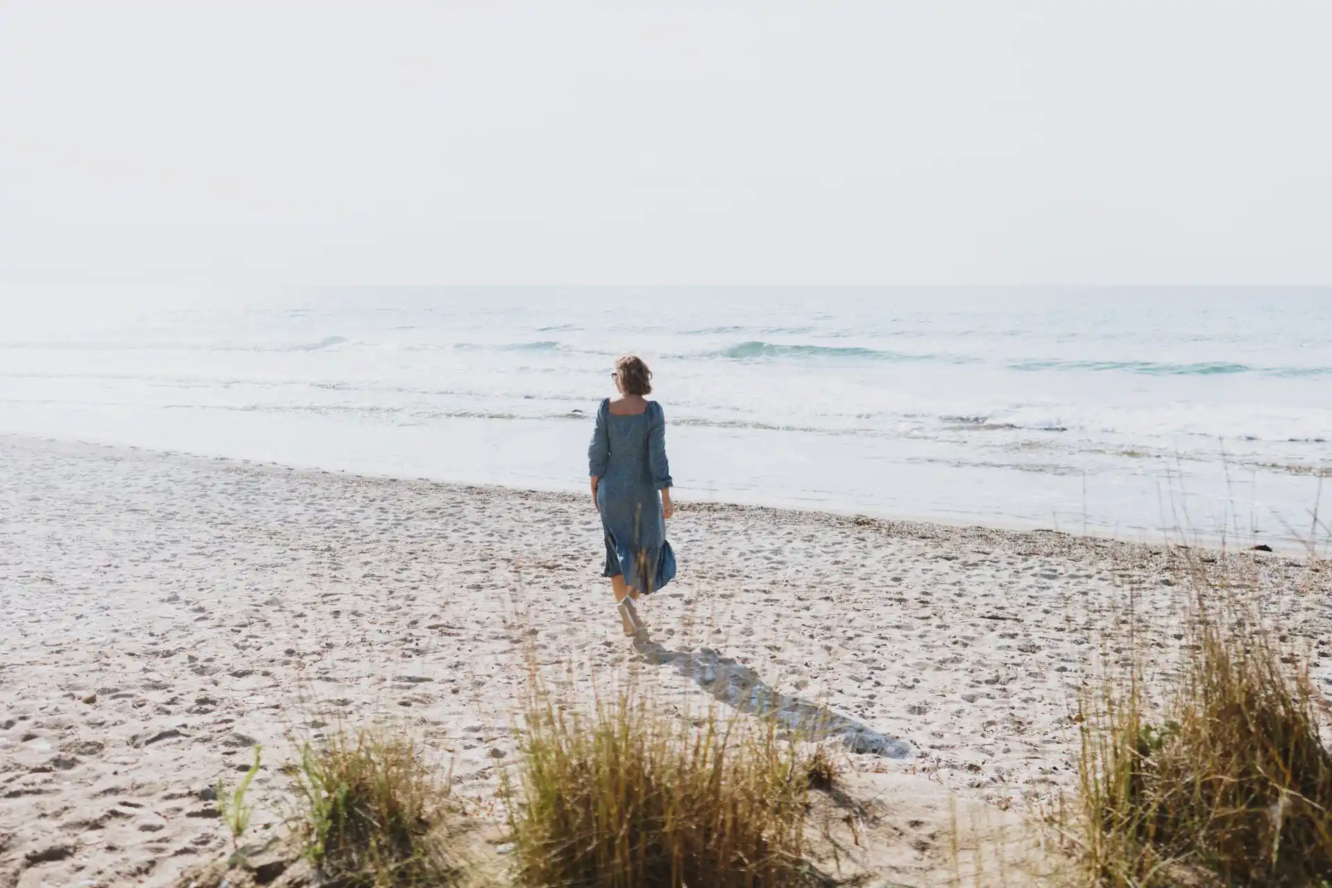 Frau spaziert frei und gelöst am Strand