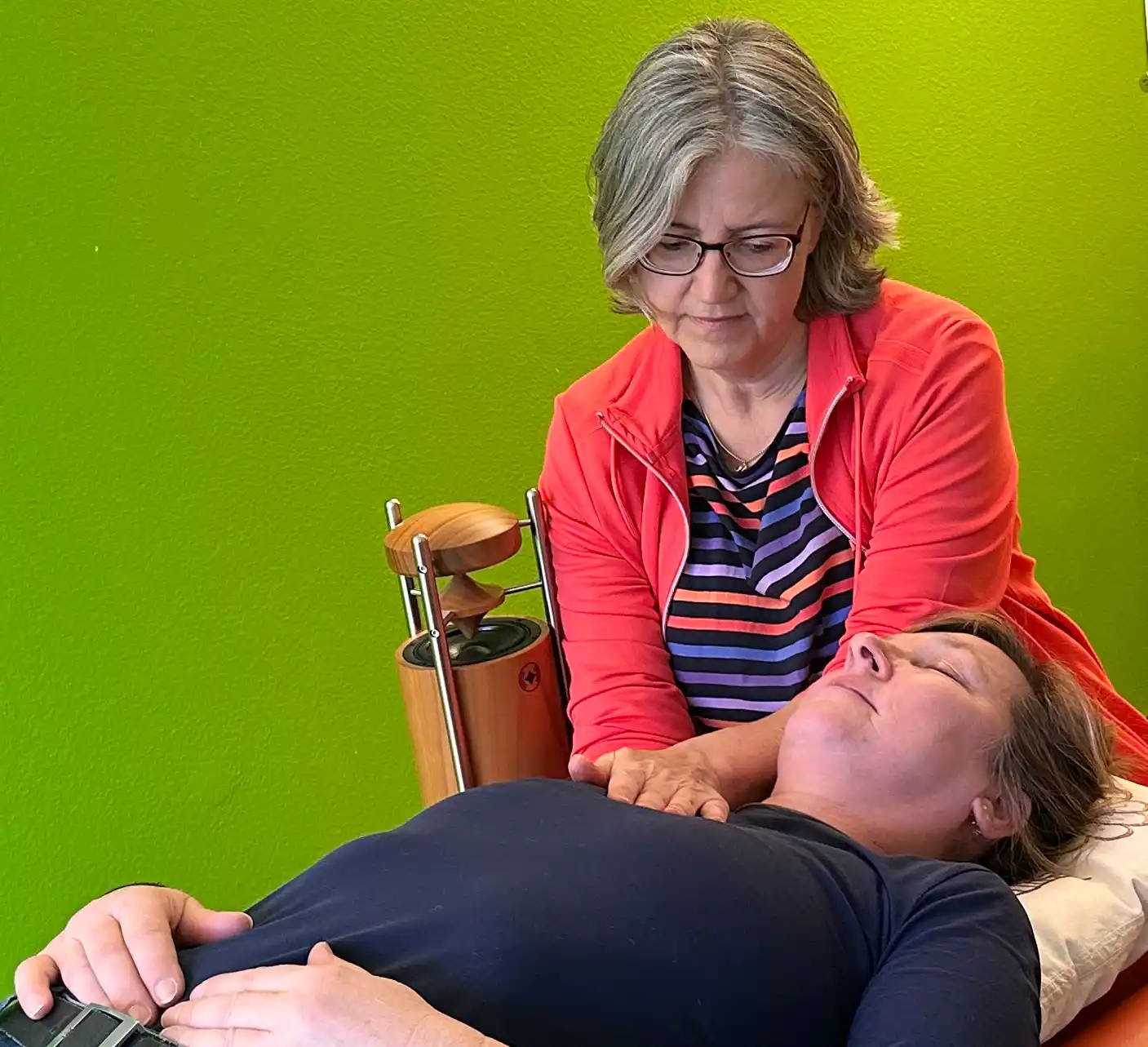 Petra Jäger begleitet Frau durch Krise